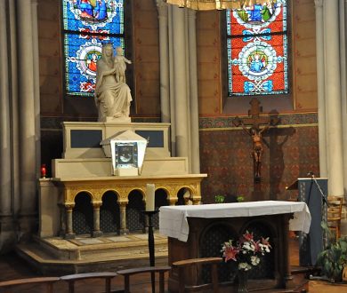 L'autel de la chapelle axiale de la Vierge avec la statue d'Oudinot