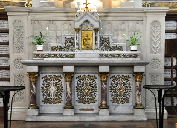 La chapelle Saint–Joseph est ornée d'un très bel autel en marbre