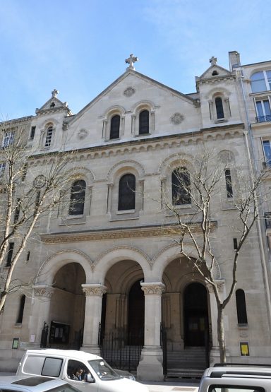 La façade néoromane de l'église, rue Legendre (Paris, 17e).