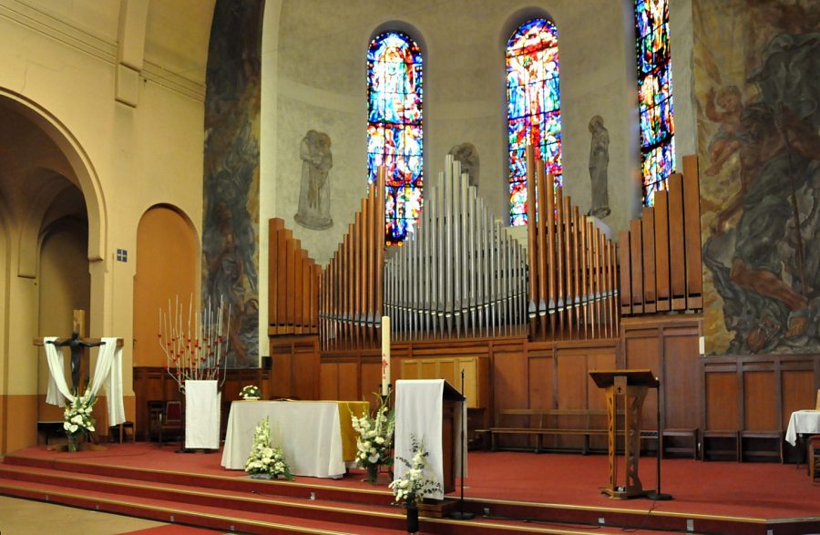 Le chœur de l'église Saint–Gabriel et son orgue, en partie Cavaillé–Coll.