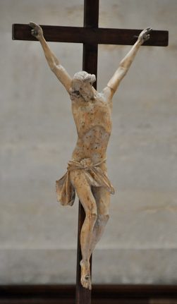 Le Christ en croix dans le chœur