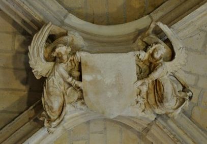 Clé de voûte avec deux anges tenant un écu dans une galerie du cloître