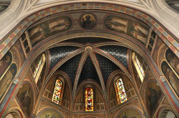 Vue de l'abside et de l'arcature du chœur