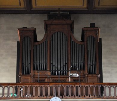 L'orgue de tribune est dû au facteur Stolz (1880).