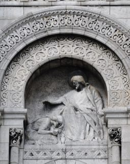 Sculpture en bas-relief sur la façade
