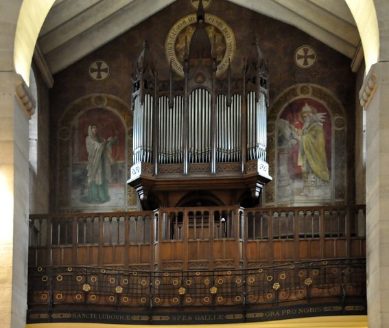 L'Art nouveau resplendit dans cette uniformité des bruns autour de l'orgue de chœur et des peintures murales