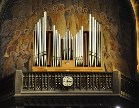 L'orgue de tribune est un Schwenkedel de 1972