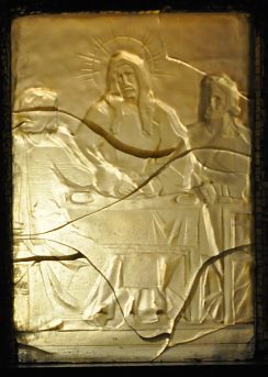 Les Pèlerins d'Emmaüs en verre gravé sur le maître–autel