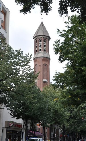 Le clocher de l'église domine le carrefour
