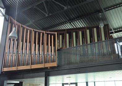 L'orgue de tribune est un Schwenkedel de 1970, révisé  en 2004.