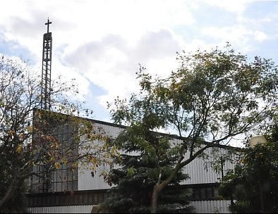 L'église Saint-Éloi se fond dans les immeubles.