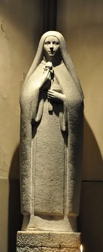 Statue de la Vierge dans la pierre
