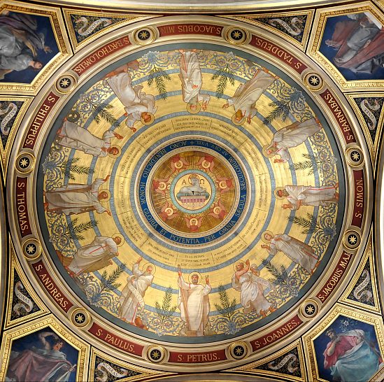 La peinture de la coupole, au-dessus de la croisée du transept, représente «L'Agneau pascal et les sept sceaux»