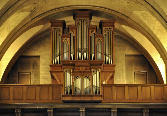 L'orgue de tribune est moderne (Haerpfer, 1988), modifié par  Fossaet en 2003-2004.