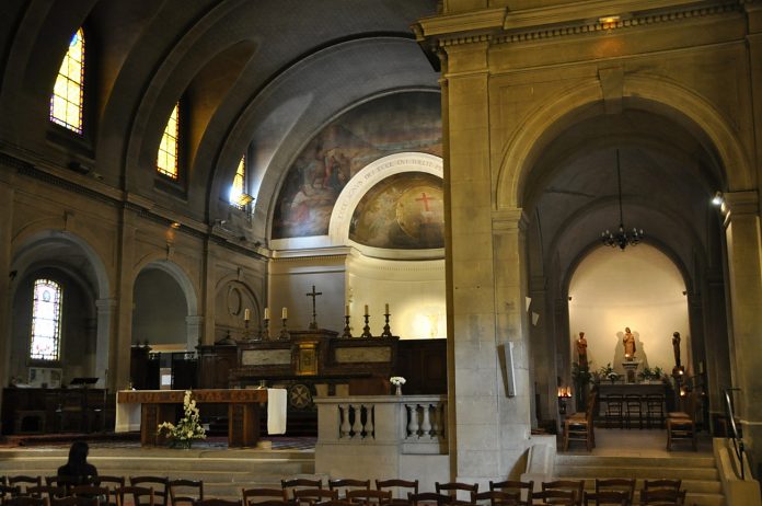 Le chœur vu depuis le croisillon droit du transept. Dans l'absidiole droite, la chapelle Sainte–Anne