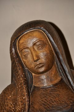 Le visage de la Vierge dans la Piéta