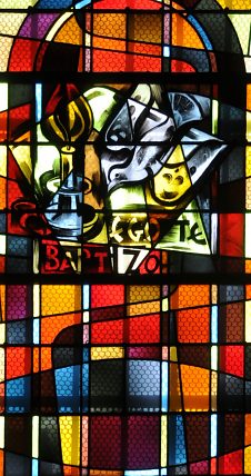 Vitrail dans la chapelle Saint–Jean–Baptiste, motifs eucharistiques