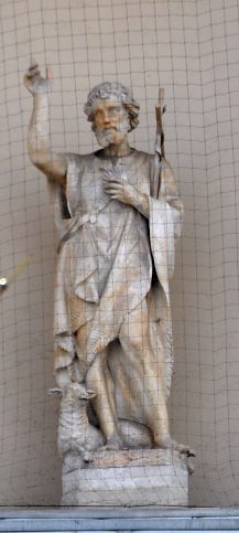 Sculpture de saint Jean–Baptiste sur la façade