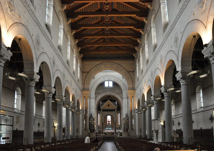 La nef de l'église Saint-Pierre-de-Montrouge dégage une belle  allure romano-byzantine.