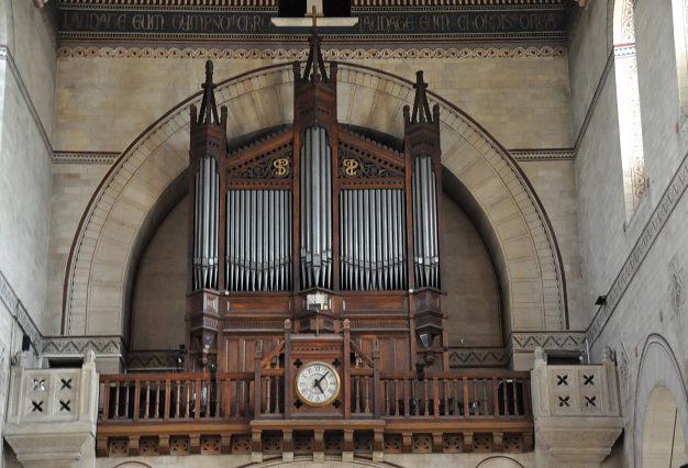 L'orgue de tribune a été créé par Barker en 1868 et revu par Merklin en 1892.
