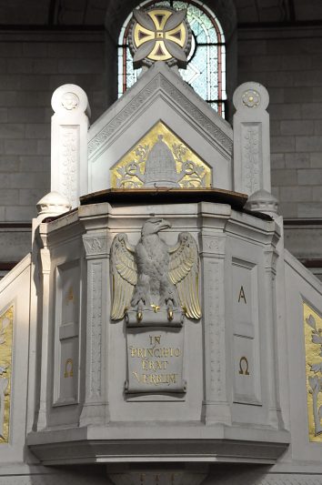 La cuve de la chaire à prêcher porte les marques du Saint–Siège et de l'empereur Napoléon III