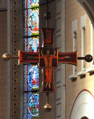 Le ciborium abrite une croix en émail de 1970