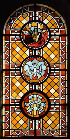 Symboles liturgiques dans un vitrail de l'avant-nef