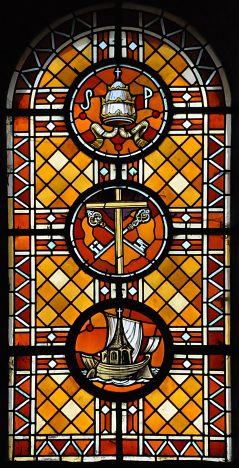 Symboles liturgiques dans un vitrail de l'avant-nef
