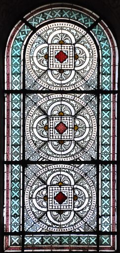 Type du vitrail à grisaille et motifs géométriques dans la nef