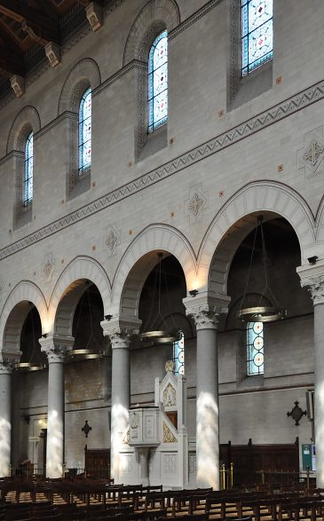 Élévation romano–byzantine dans la nef : arcades en plein cintre et mosaïque
