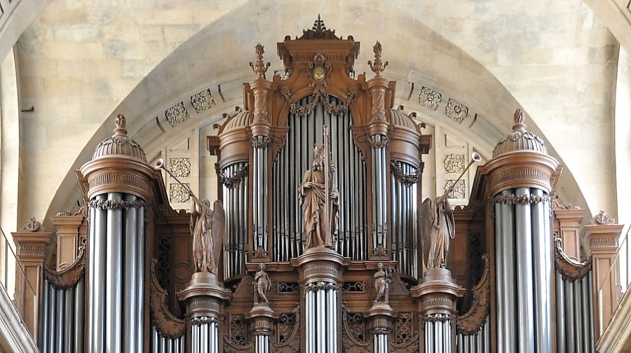 L'orgue de tribune et le haut du positif avec le roi David et deux anges  souffleurs