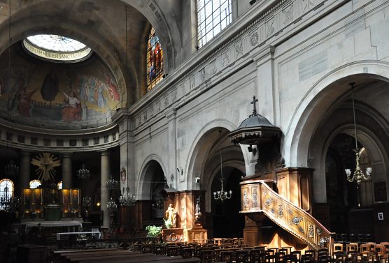 La nef avec le côté droit et le chœur