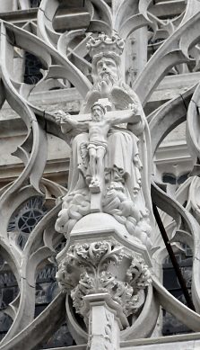 Le Père célestre présente son fils crucifi devant  le gable du portail central