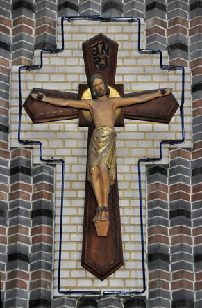 Le Christ en croix dans le chœur
