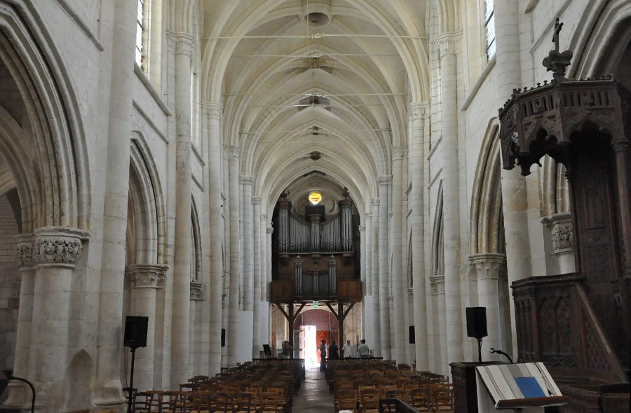 La nef et l'orgue de tribune vue du chœur