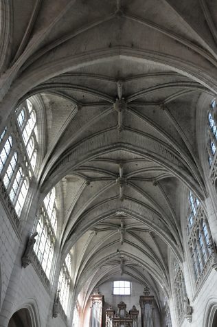 La voûte de la nef en vue perspective depuis le transept