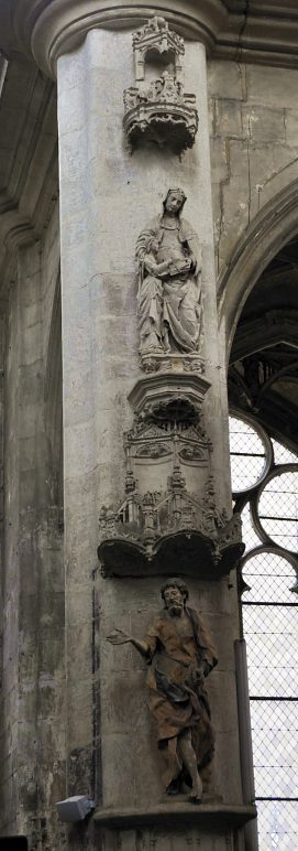 Statues en pierre sur un pilier de la nef<br>