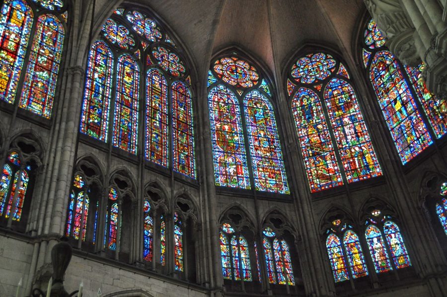 Impressionnants vitraux de l'abside et du côté nord du chœur (XIIIe siècle)