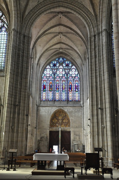 La nef et l'entrée de l'église vues depuis le chœur
