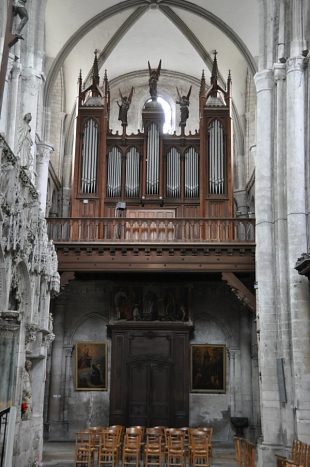 L'orgue de tribune dans le transept sud
