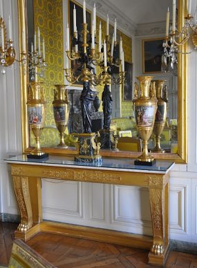Console et vases dans le salon de famille de Louis-Philippe