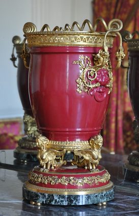 Vase de porcelaine monté sur bronze