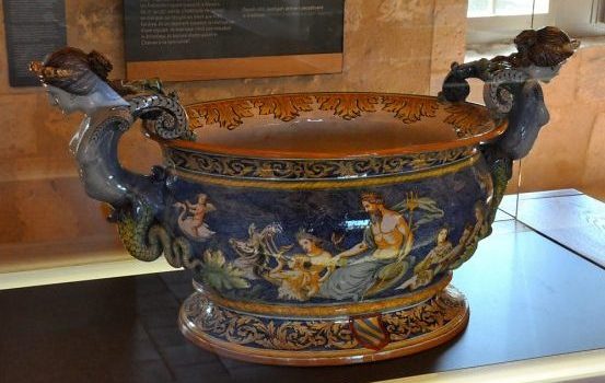 Vasque à décor mythologique