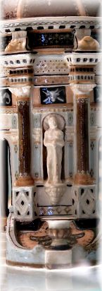 Détail d'un  temple en faïence fine de Parthenay au musée de Niort