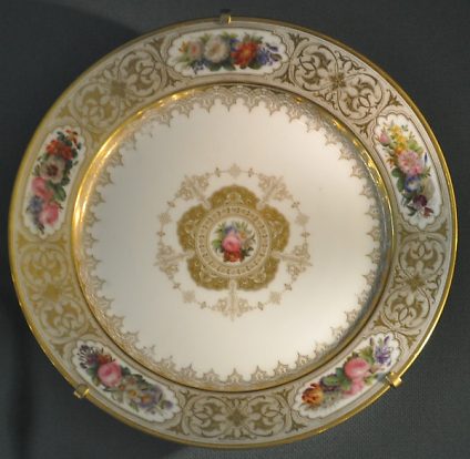 Assiette de porcelaine à décor de fleurs et arabesques