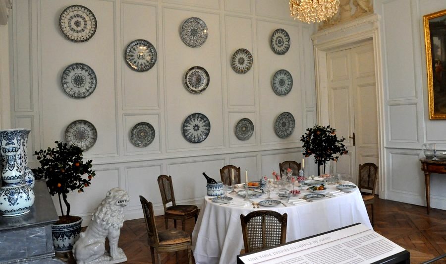 Salle du premier étage avec une sa table dressée en faïence  de Rouen