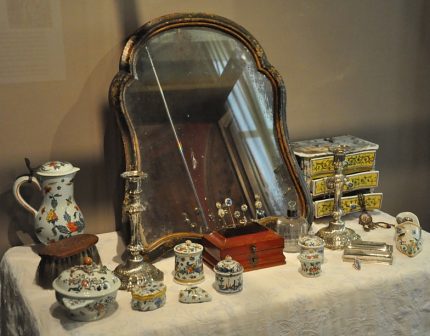 Table de toilette avec objets de faïence (dernier quart du XVIIIe siècle)