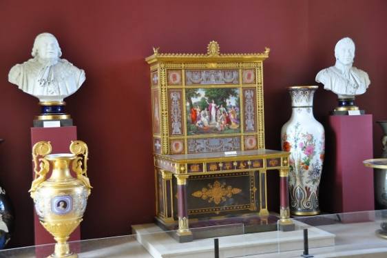 Porcelaine de Sèvres, bustes et meuble