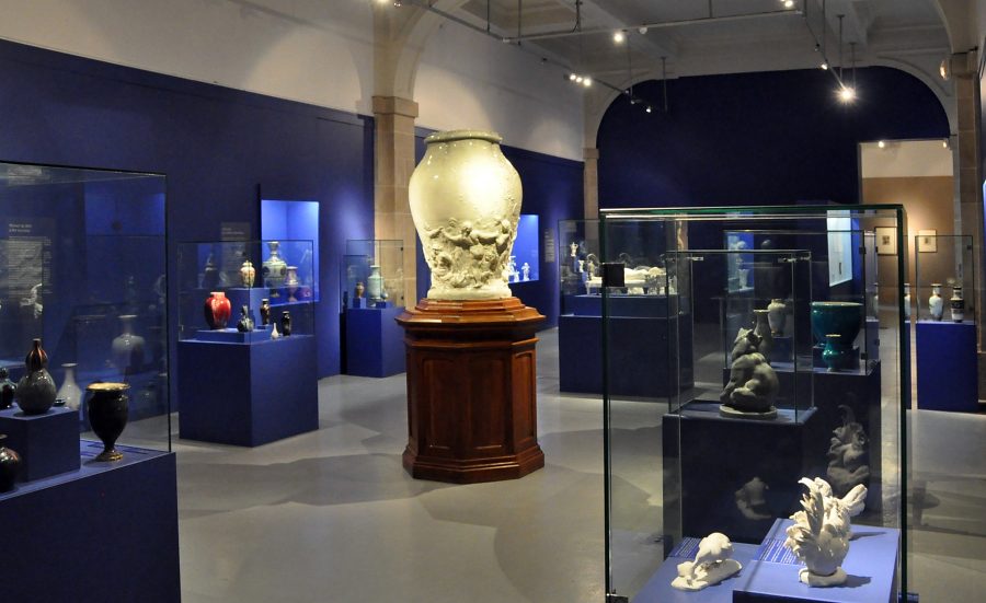 La salle d'exposition des porcelaines de Sèvres.