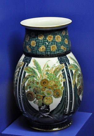 Vase Auber n° 31 à décor fleuri.